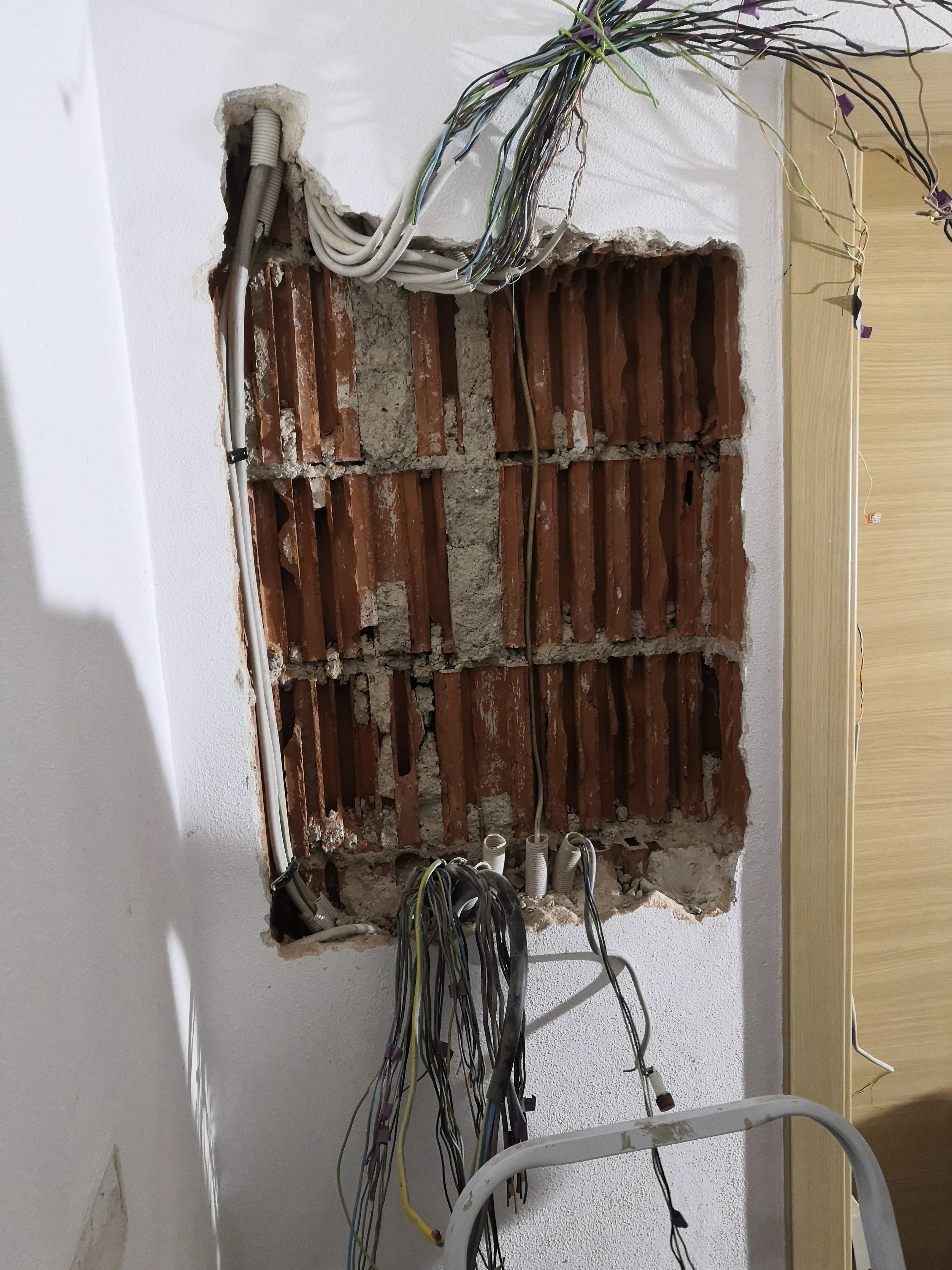 Montage Unterverteilung auf der Baustelle